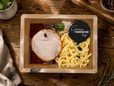 Bild Spanferkelbraten mit Bratenso&szlig;e, Sp&auml;tzle & Speck-Bohnen