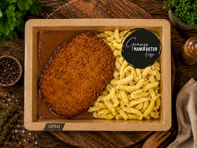 Bild Paniertes Schnitzel mit Bratenso&szlig;e, Sp&auml;tzle & Gem&uuml;se