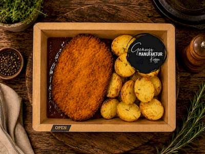 Bild Paniertes Schnitzel mit Bratenso&szlig;e & Rosmarinkartoffeln