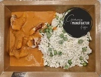 Bild H&auml;hnchen an Tomatensahneso&szlig;e, Erbsen & Reis