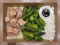 Bild Lachsw&uuml;rfel an leichter So&szlig;e mit Reis und gr&uuml;nem Spargel AB 500g