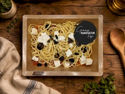 Bild Spaghetti mit Tomatenso&szlig;e, Oliven & Hirtenk&auml;se