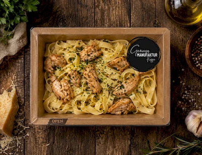 Bild H&auml;hnchengeschnetzeltes mit Frischk&auml;se-Kr&auml;uterso&szlig;e & Tagliatelle